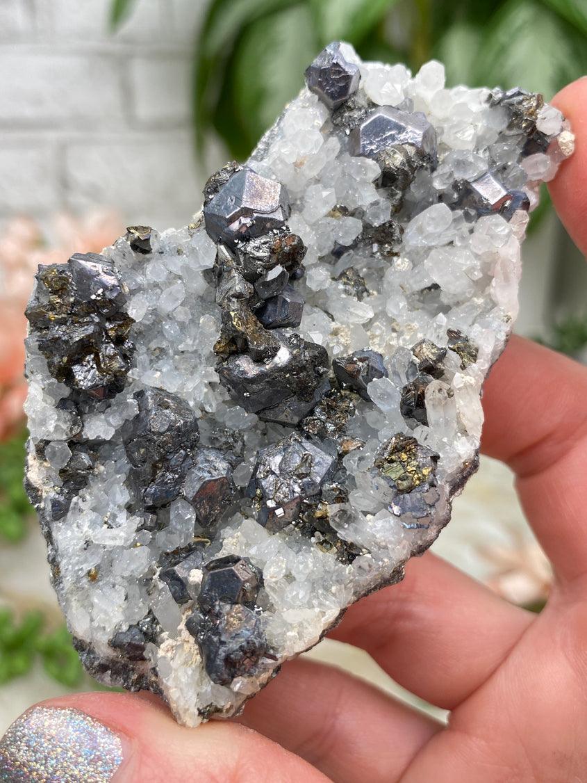 Dark Peruvian Quartz Clusters