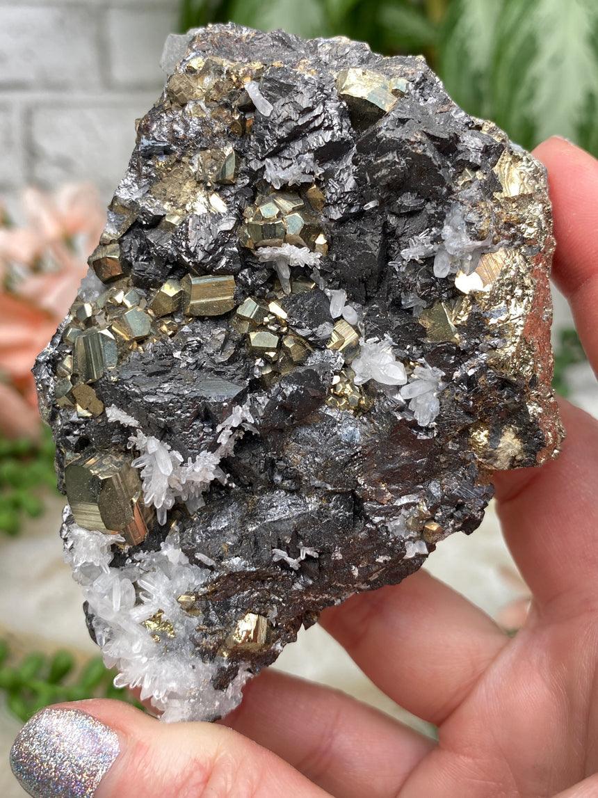 Dark Peruvian Quartz Clusters