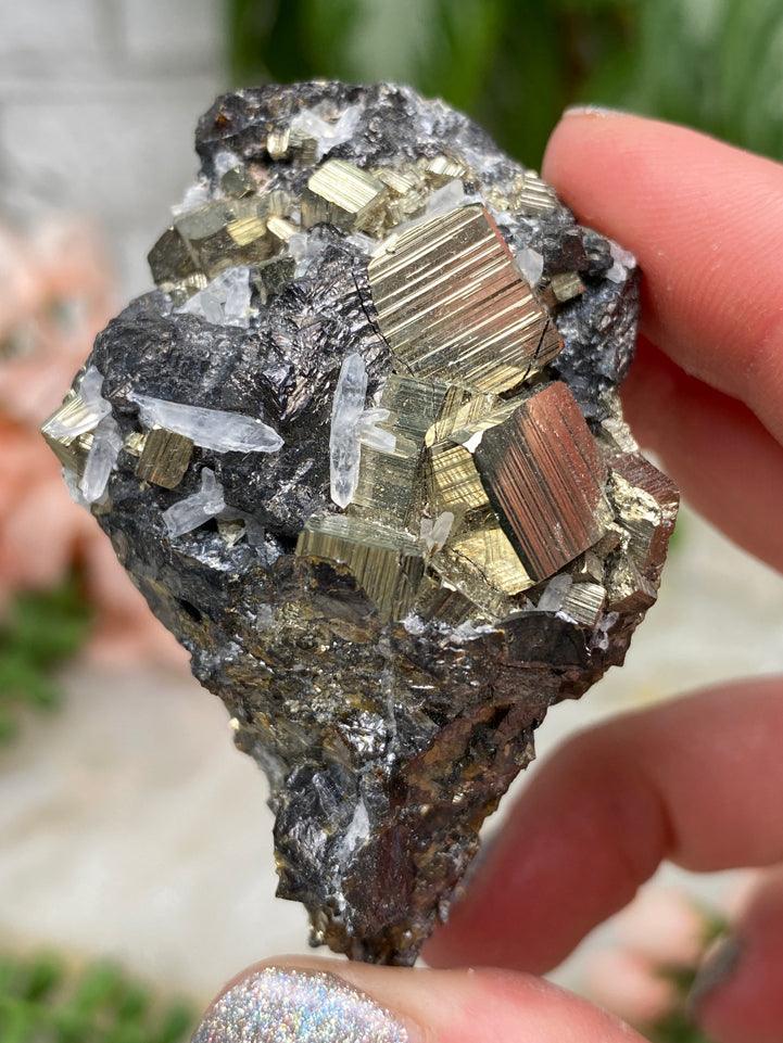 Dark Peruvian Quartz Clusters