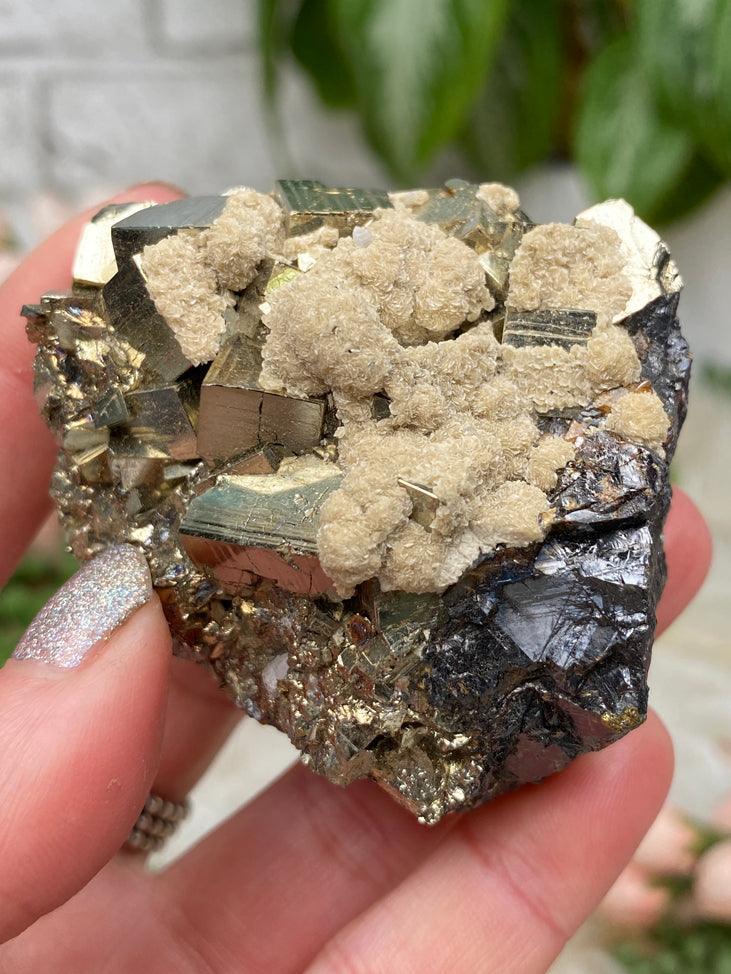 Dark Peruvian Quartz Clusters