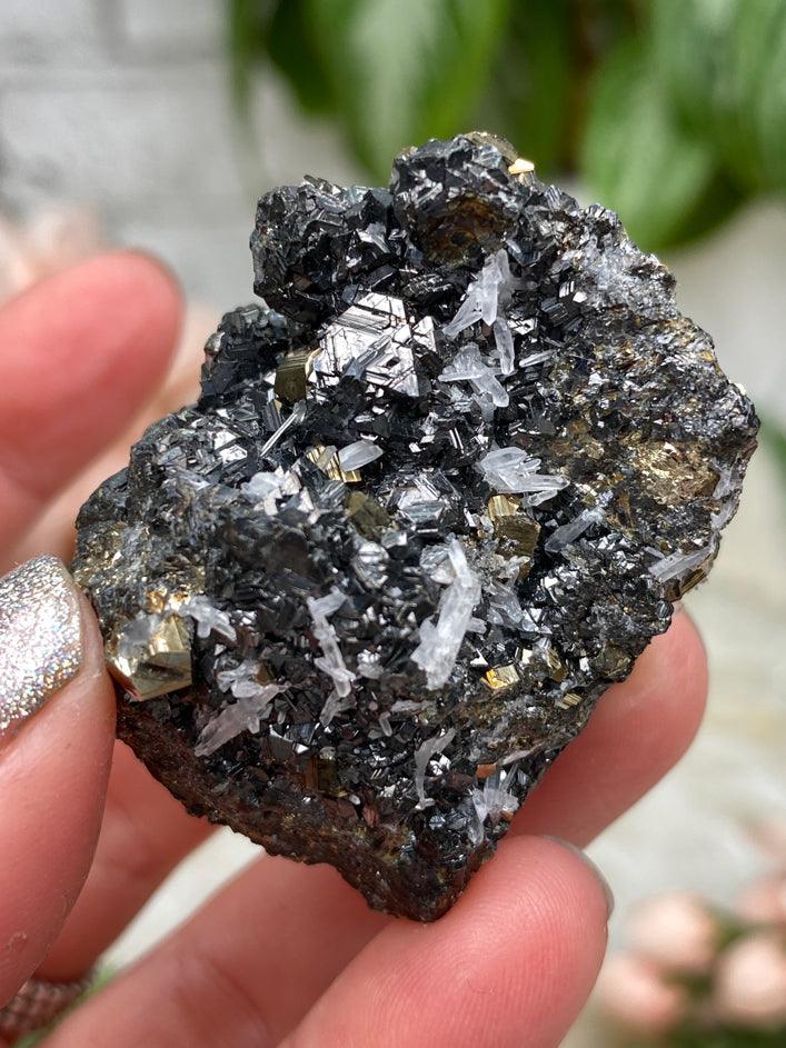 Dark Peruvian Quartz Clusters