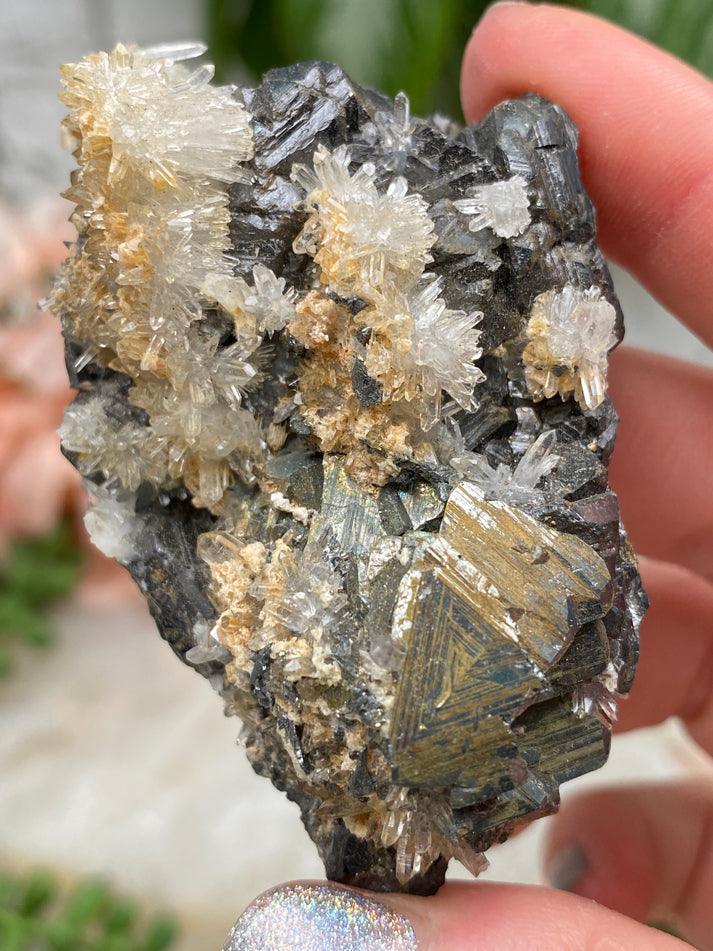 Dark Peruvian Quartz Clusters