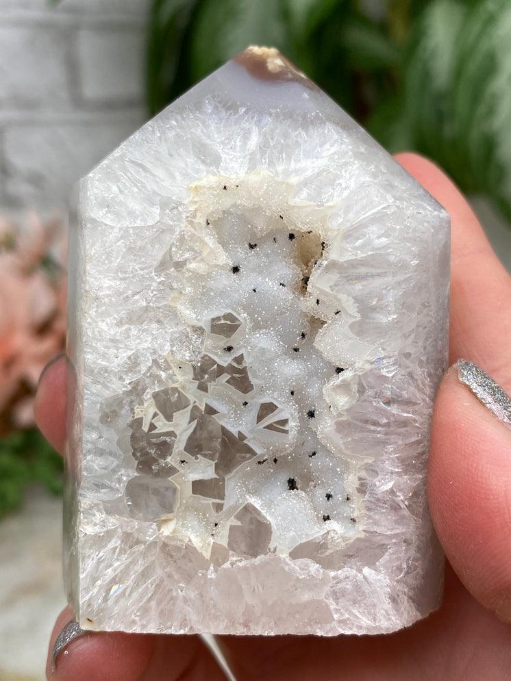 druzy-gray-yellow-banded-agate-point