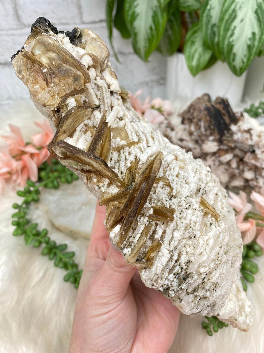 white-albite-yellow-mica-tourmaline