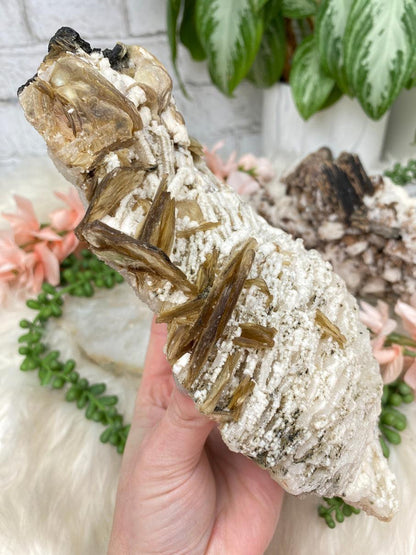 white-albite-yellow-mica-tourmaline