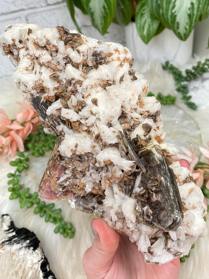 chunky-mica-on-white-albite