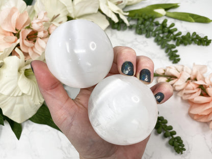 Simple cat eye selenite spheres