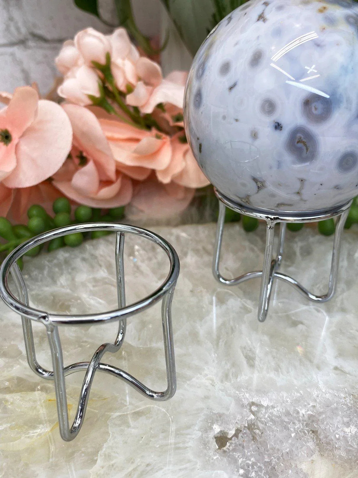 Simple-Silver-Metal-Crystal-Sphere-Stands