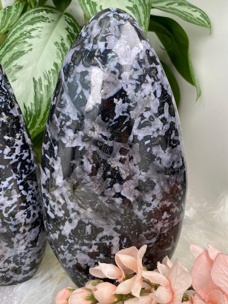 Standing-Indigo-Gabbro-Freeform