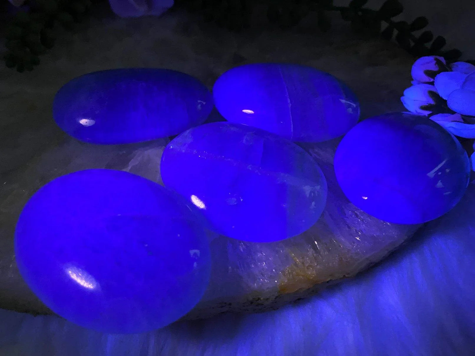 UV-Madagascar-Green-Fluorite-Palm-Stones-Glowing-Blue-Under-UV-Light