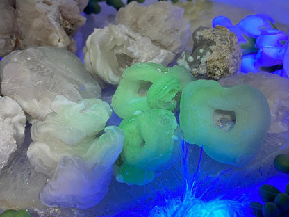 chalcedony-rose-glowing-green-under-uv-light