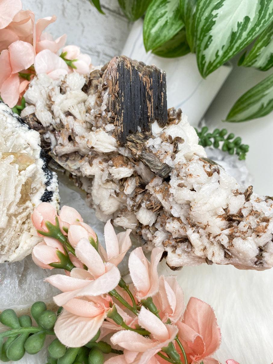 chunky-mica-on-white-albite