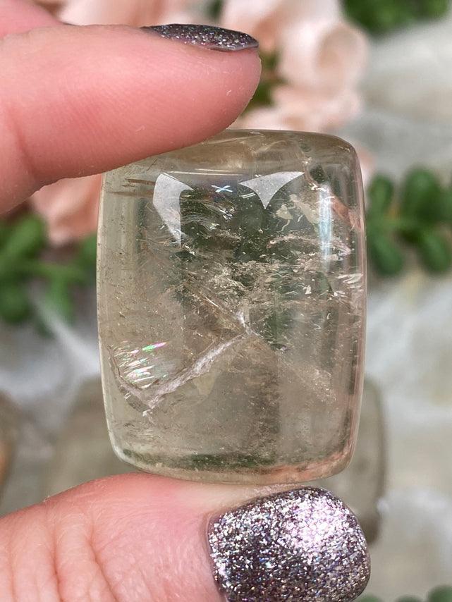 citrine-cabochon-with-rainbow