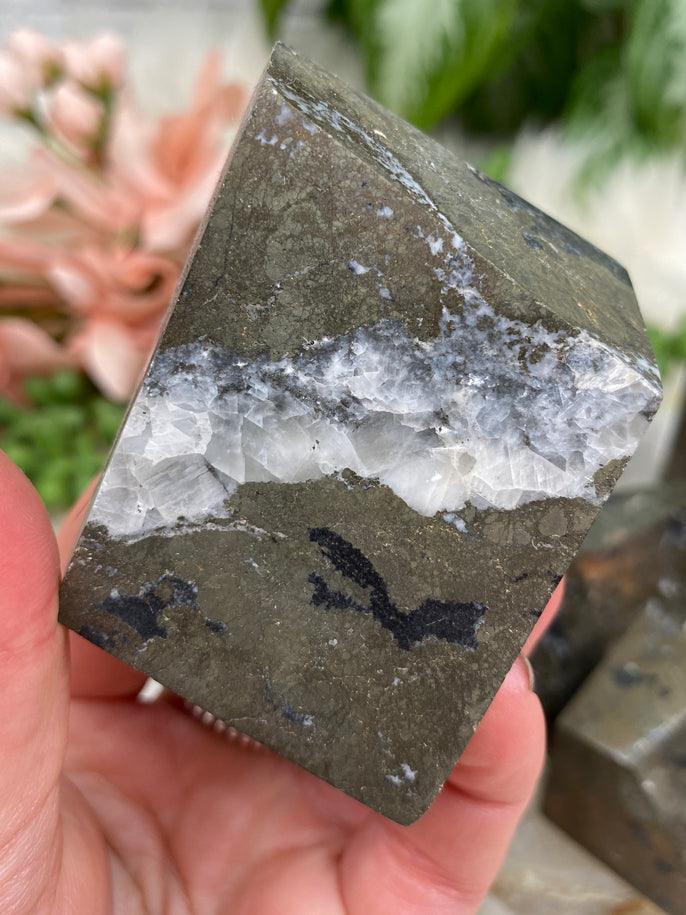 geometric-gold-chalcopyrite