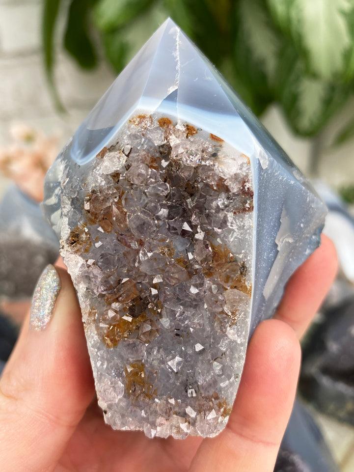 gray-agate-point-with-hematite