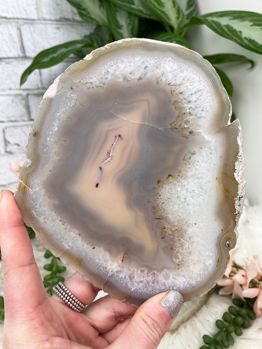 gray-quartz-agate-slice