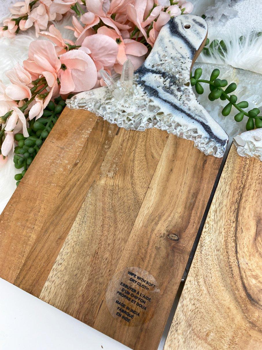 gray-white-resin-quartz-crystal-cheeseboard
