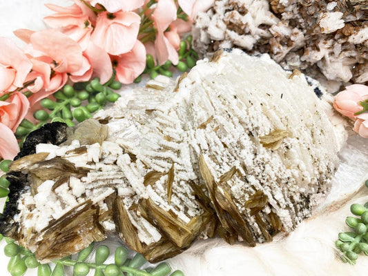 large-cleavelandite-mica-statement-crystal