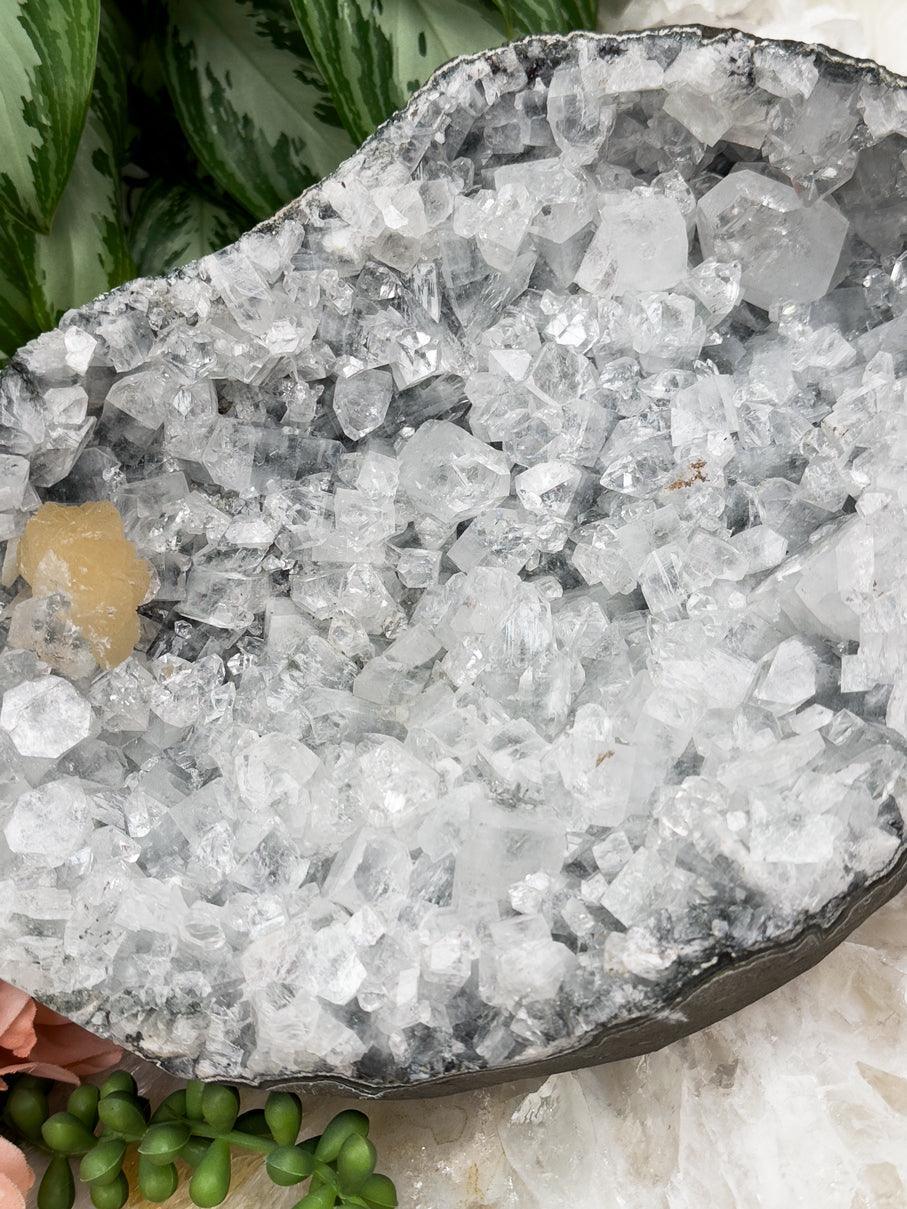 large-gray-apophyllite-stilbite-geode