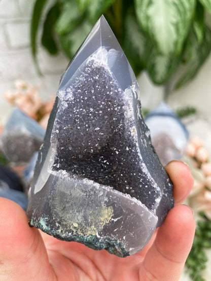 small-dark-gray-agate-point