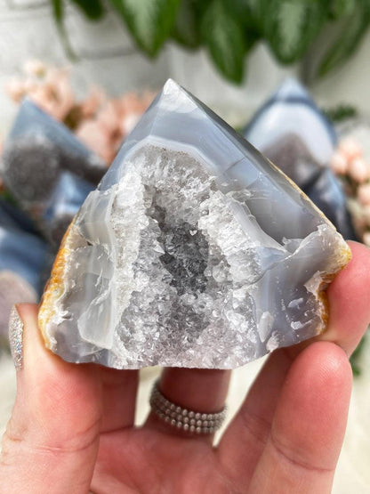 small-gray-quartz-agate-point