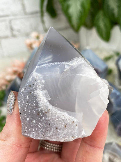 small-light-gray-white-agate-point