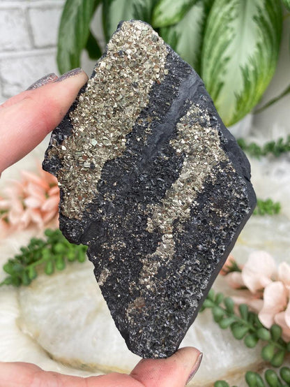 sparkle-gold-pyrite-basalt