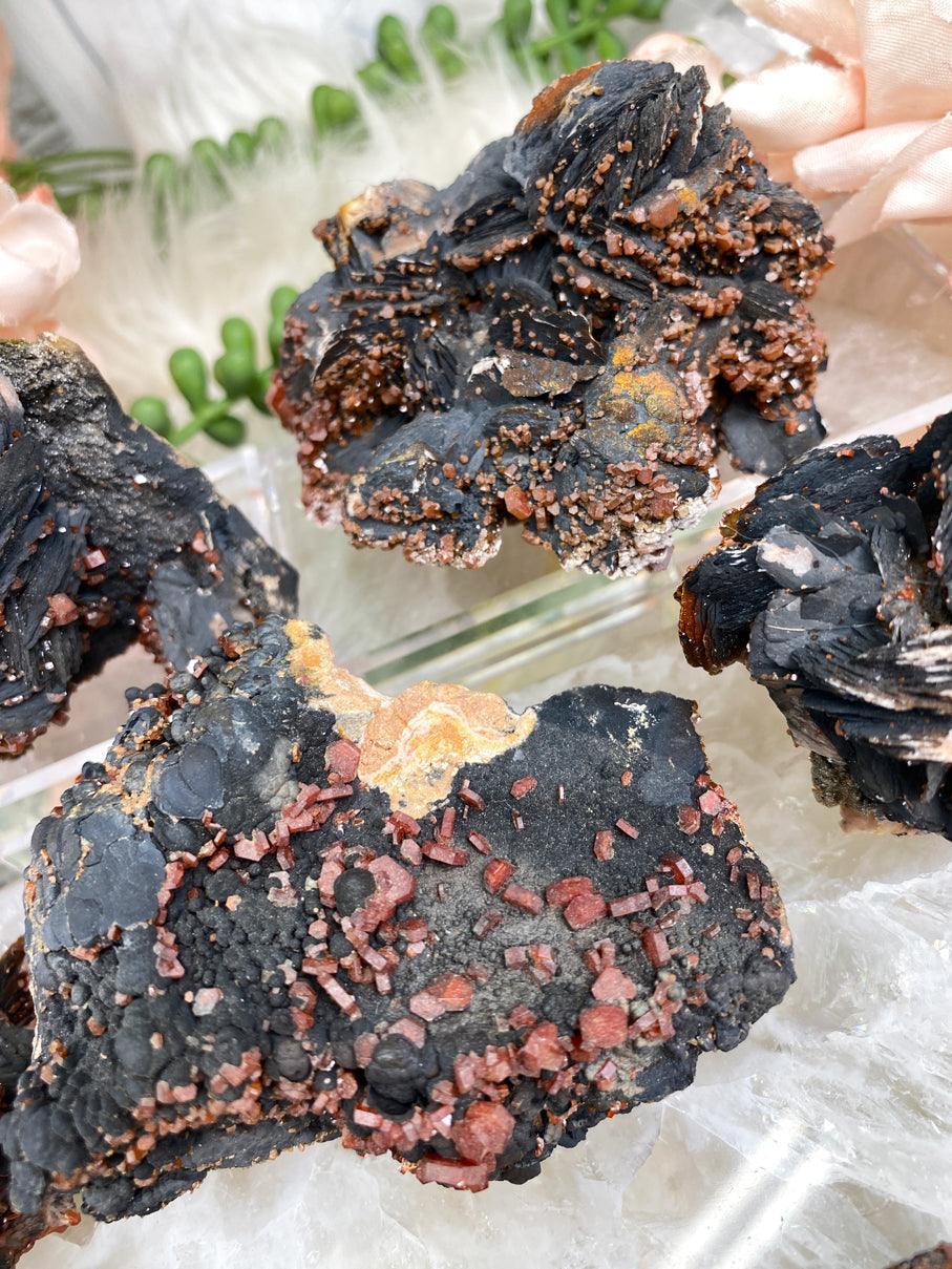 vanadinite-on-manganese-baryte