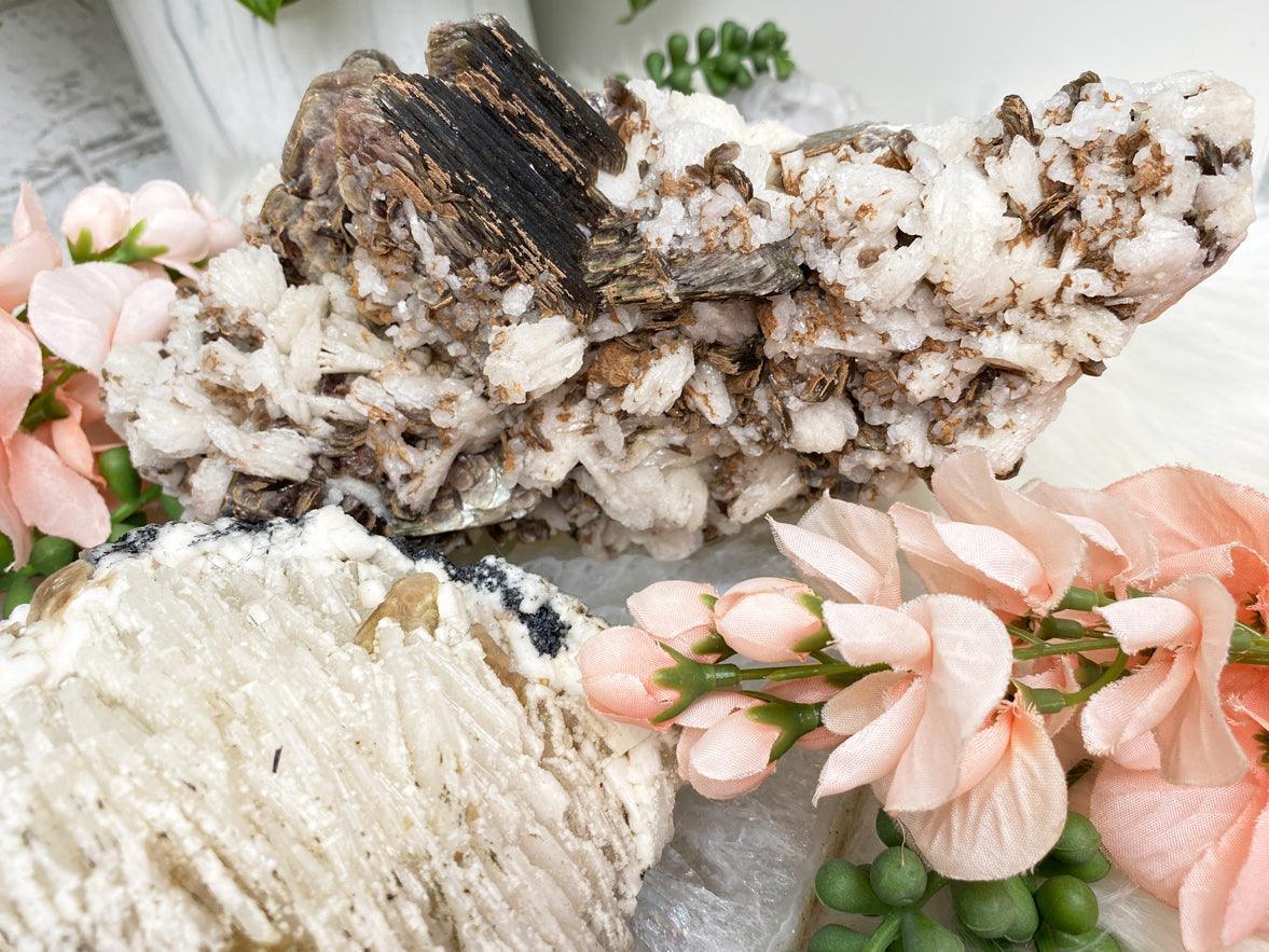 white-albite-clusters-with-mica