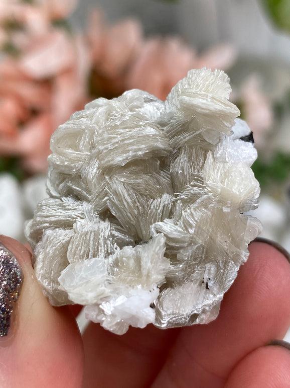 white-mica-around-black-tourmaline