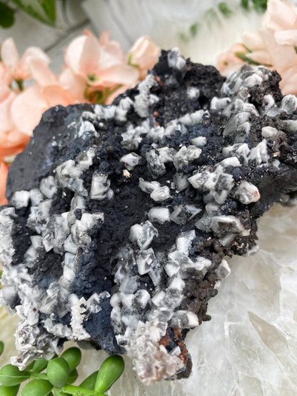 white-on-black-mexico-calcite
