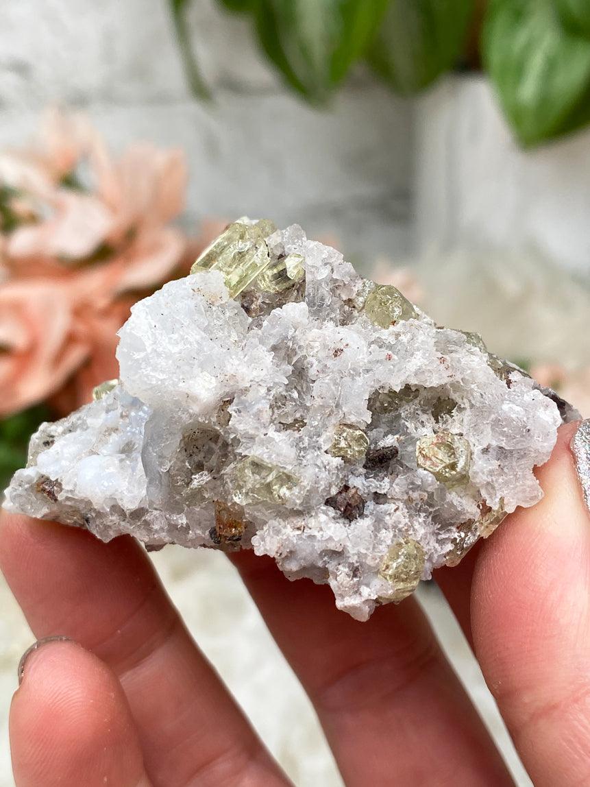 yellow-apatite-in-white-chalcedony