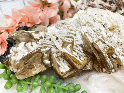 yellow-mica-cleavelandite