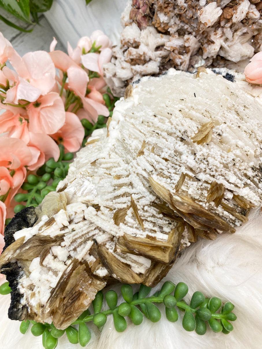 yellow-mica-on-white-cleavelandite