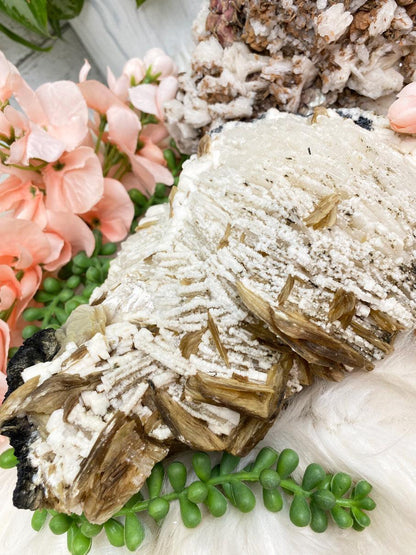 yellow-mica-on-white-cleavelandite