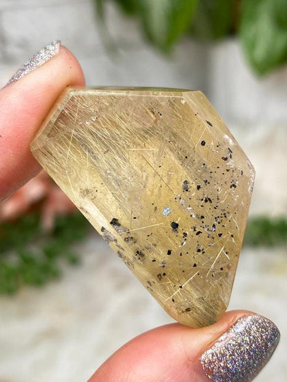 yellow-rutile-quartz-with-hematite